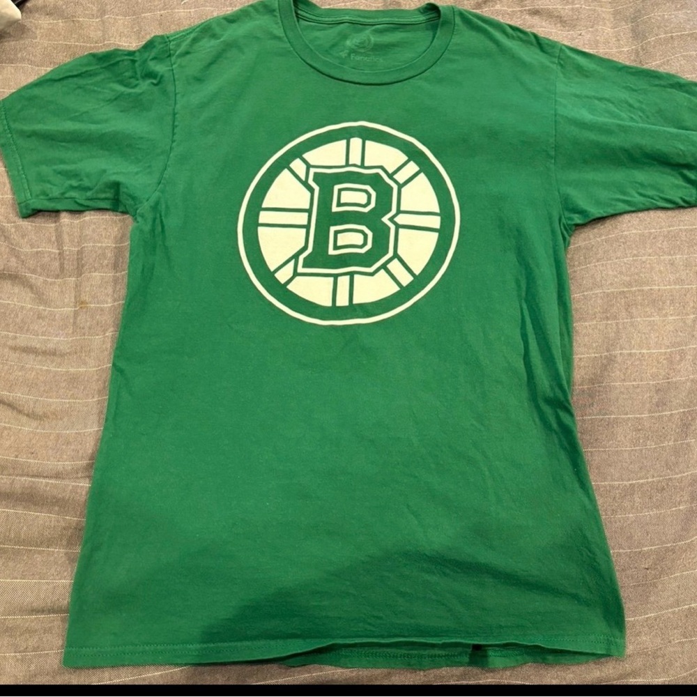 Bruins IRISH Shamrock T Shirt “Bergeron 37” & shamrock on back size small